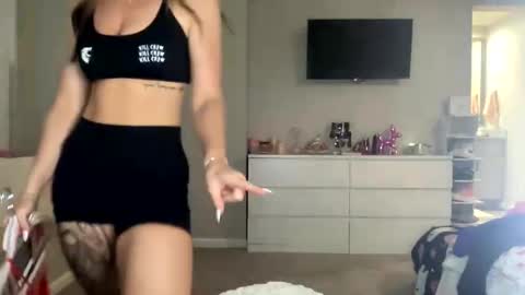 Snapshot of allymaeeee chatting on October 17, 1:09 am Ally Mae online show from October 17, 1:09 am