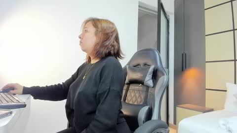 Snapshot of alma_fenix chatting on September 29, 12:21 pm ALMA FENIX  online show from September 29, 12:21 pm