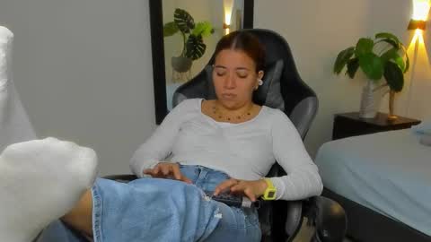 Snapshot of alma_fenix chatting on October 3, 1:16 pm ALMA FENIX  online show from October 3, 1:16 pm