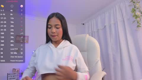 Snapshot of aly_moon chatting on January 28, 11:39 pm Im Aly3 online show from January 28, 11:39 pm