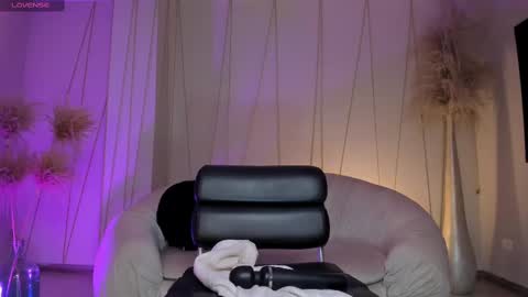 Amalia cruss online show from September 19, 9:25 pm