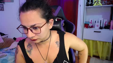 Snapshot of amarantha666 chatting on December 11, 11:10 pm Susan online show from December 11, 11:10 pm