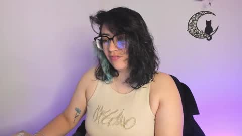 Snapshot of amaryllis_vizcaya chatting on January 25, 1:43 am Katt online show from January 25, 1:43 am