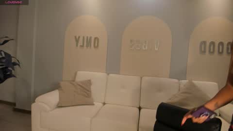 ambarowens online show from January 7, 4:05 am