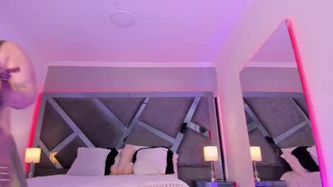 Snapshot of amberinihoffman chatting on February 19, 11:49 am Amber  online show from February 19, 11:49 am