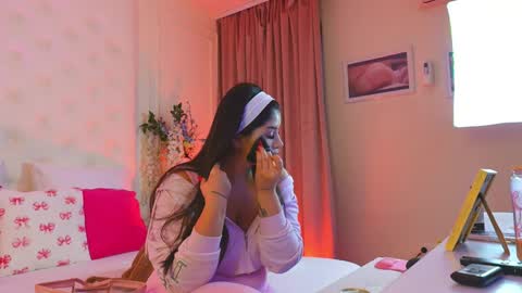 Amberseyes online show from March 28, 11:10 am