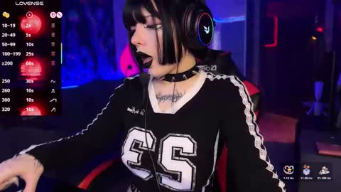 Amelia Aley  online show from October 21, 10:19 am