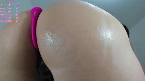 Snapshot of amelie_25 chatting on October 25, 8:48 pm amelie_25 online show from October 25, 8:48 pm