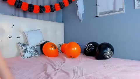 Snapshot of amelivi chatting on October 31, 1:40 am Amelia online show from October 31, 1:40 am