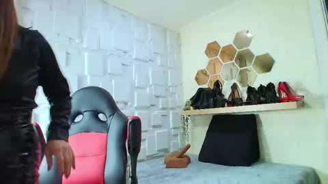 Snapshot of amell_thomson chatting on October 23, 11:38 am Amell Thomson online show from October 23, 11:38 am