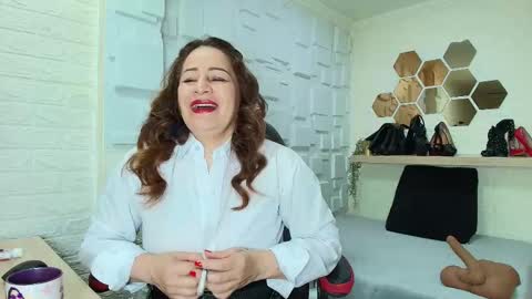 Snapshot of amell_thomson chatting on October 27, 11:28 am Amell Thomson online show from October 27, 11:28 am