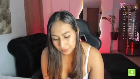 Snapshot of amelyamann chatting on October 18, 2:31 pm online show from October 18, 2:31 pm