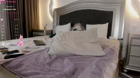 Snapshot of amiraaluxe chatting on September 9, 2:50 pm Amira online show from September 9, 2:50 pm