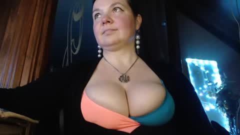 amorelara online show from December 5, 7:06 pm