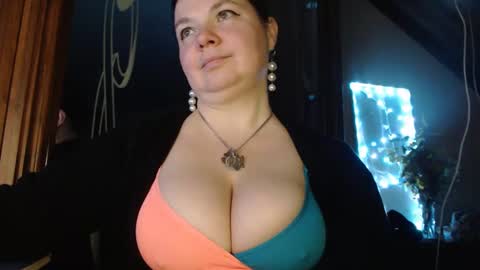 amorelara online show from December 6, 5:09 am