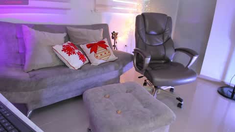 Snapshot of amy_queen7 chatting on December 16, 10:13 pm Help me reach 150 likes online show from December 16, 10:13 pm