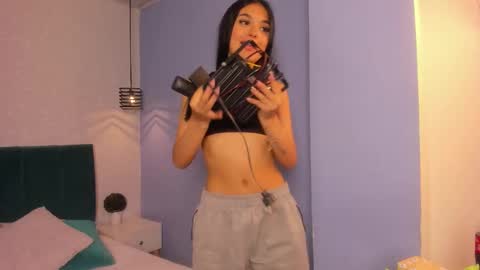 amy_saenz_ online show from November 3, 8:57 pm