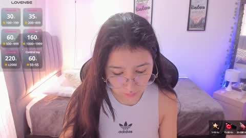 Snapshot of amy_sophiaa chatting on December 17, 2:00 pm Amy sophia 3 online show from December 17, 2:00 pm