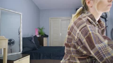 Snapshot of amylanee chatting on September 19, 8:24 am amylanee online show from September 19, 8:24 am