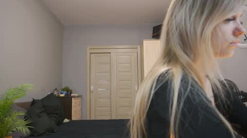 Snapshot of amylanee chatting on October 6, 8:09 am amylanee online show from October 6, 8:09 am