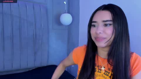 Snapshot of amyolimpo chatting on January 6, 11:52 pm Amy ... Nice to meet u thumb up me please its important online show from January 6, 11:52 pm