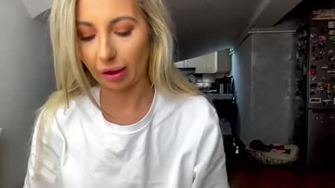 amyroberta92 online show from December 15, 7:35 am