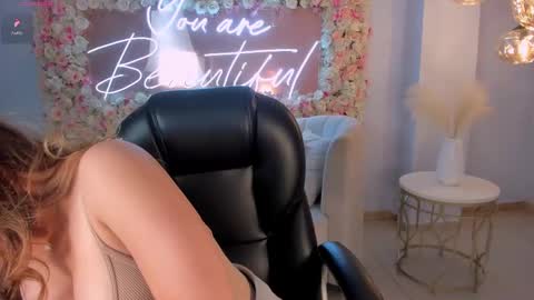 Snapshot of amywoods chatting on February 11, 12:59 am online show from February 11, 12:59 am