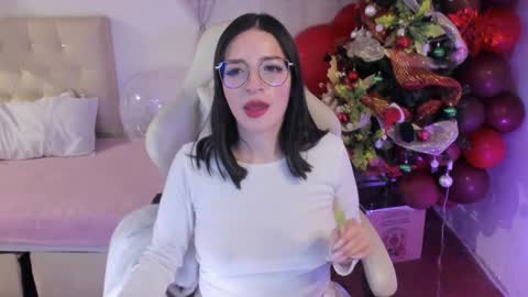 Snapshot of ana_ruuh chatting on December 17, 2:33 am Im anna but you can call me as you want online show from December 17, 2:33 am