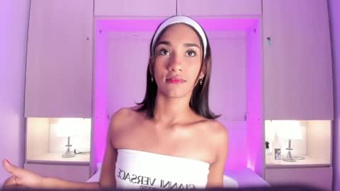 anaacollins_ online show from May 7, 11:58 am