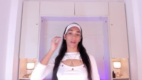 anaacollins_ online show from October 13, 11:35 am