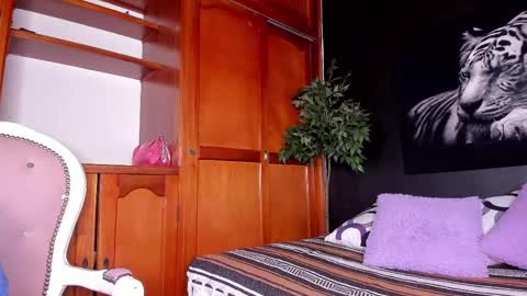Snapshot of anahi__18 chatting on February 15, 7:06 pm Anahi online show from February 15, 7:06 pm