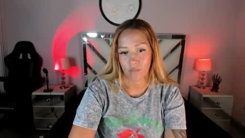 Snapshot of anahii_jones chatting on March 5, 7:50 pm Anah Jones online show from March 5, 7:50 pm