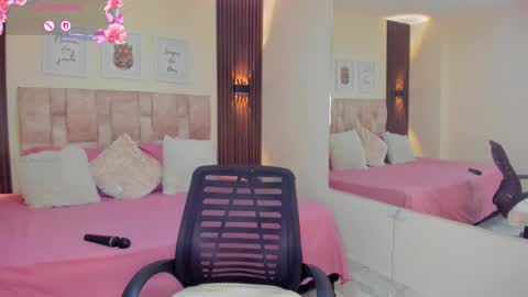 Snapshot of ananya_kay01 chatting on October 23, 1:44 am A N A my connection hours are from 600 pm to 12 pm Colombian time online show from October 23, 1:44 am