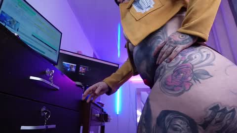 Snapshot of angelacianuro_ chatting on February 4, 1:45 am angelacianuro_ online show from February 4, 1:45 am