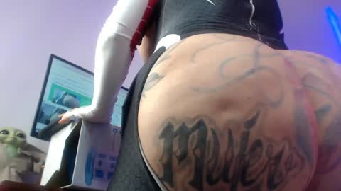 Snapshot of angelacianuro_2 chatting on December 28, 1:29 am Angela Cianuro online show from December 28, 1:29 am