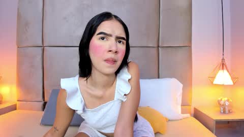 angelag_ online show from November 18, 8:10 pm