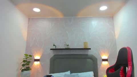 Snapshot of angelica_dymond chatting on February 19, 12:00 pm A N G E L I C A online show from February 19, 12:00 pm