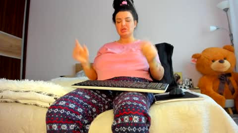 Snapshot of angelinacht chatting on December 29, 8:11 am Angelina online show from December 29, 8:11 am