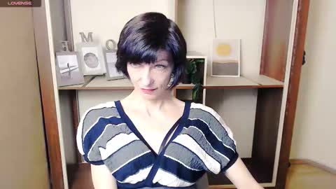 Snapshot of angelinalov_ chatting on October 16, 7:11 am Angelina online show from October 16, 7:11 am