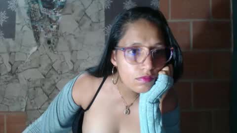 Snapshot of angelitaa_hot chatting on February 4, 1:02 am angela online show from February 4, 1:02 am