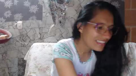 Snapshot of angelitaa_hot chatting on December 8, 11:14 am angela online show from December 8, 11:14 am