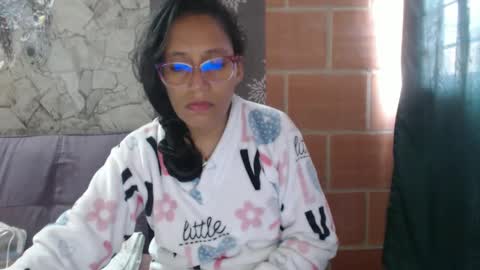 Snapshot of angelitaa_hot chatting on January 28, 1:27 pm angela online show from January 28, 1:27 pm