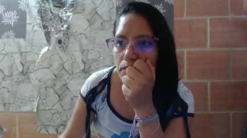 Snapshot of angelitaa_hot chatting on February 20, 12:57 pm angela online show from February 20, 12:57 pm