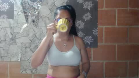 Snapshot of angelitaa_hot chatting on February 24, 1:11 am angela online show from February 24, 1:11 am