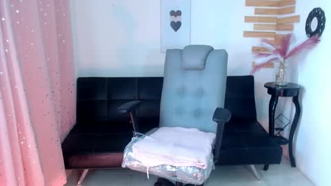 Snapshot of angelitaa_hot chatting on March 11, 8:09 pm angela online show from March 11, 8:09 pm