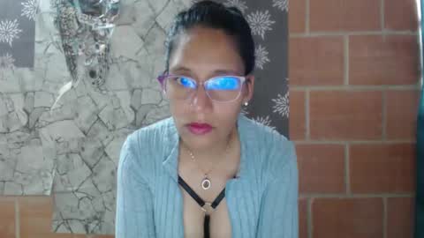Snapshot of angelitaa_hot chatting on February 17, 1:11 pm angela online show from February 17, 1:11 pm
