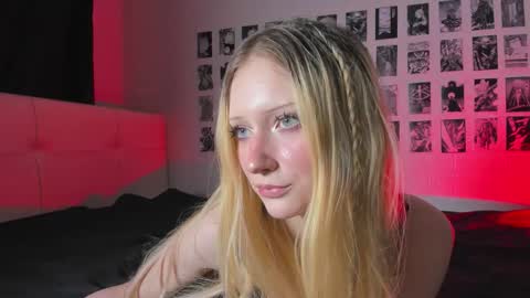 Snapshot of angell_lullaby chatting on September 11, 9:15 pm Lily online show from September 11, 9:15 pm