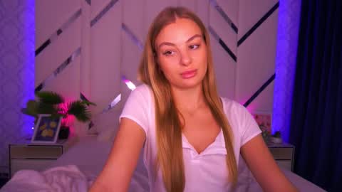 Snapshot of angelleyess chatting on October 7, 3:05 pm angelleyess online show from October 7, 3:05 pm