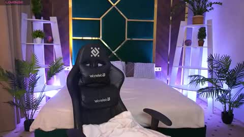 Snapshot of angelleyess chatting on October 31, 2:46 am angelleyess online show from October 31, 2:46 am