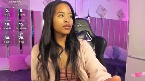 Snapshot of angelsmia_ chatting on October 25, 11:33 pm MIA available content ask online show from October 25, 11:33 pm